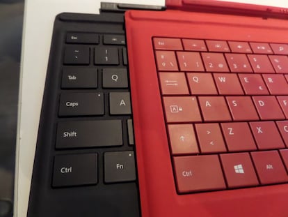 En esta imagen se aprecia con más detalle el cambio en los teclados entre las dos generaciones de Surface Pro de Microsoft.