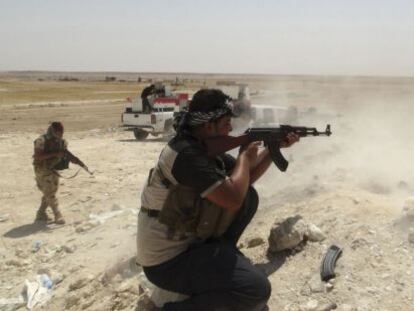Combatentes lutam contra o EI em Hadiza, em agosto.
