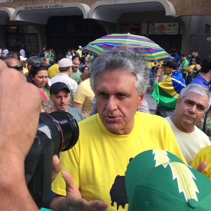 Ronaldo Encalado defiende la destitución de Dilma Rousseff, motivado por el incumplimiento de sus promesas de campaña y sus medidas fiscales. El hombre afirma que se deben celebrar nuevas elecciones y que es "totalmente constitucional".