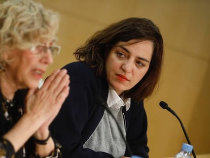 La alcaldesa de Madrid, Manuela Carmena, con la concejal Celia Mayer. 