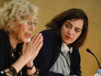 La alcaldesa de Madrid, Manuela Carmena, con la concejal Celia Mayer.
