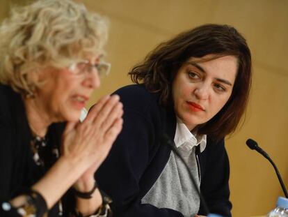 La alcaldesa de Madrid, Manuela Carmena, con la concejal Celia Mayer. 