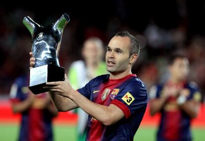 Iniesta, con el premio al mejor jugador de la UEFA.