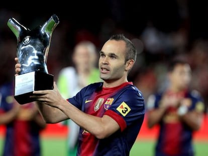 Iniesta, con el premio al mejor jugador de la UEFA.