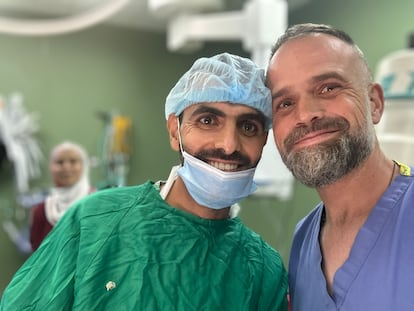 El doctor Raúl Incertis con el cirujano vascular Mahmoud Aldrini, en el quirófano del hospital Nasser el pasado domingo, en una imagen cedida por él.