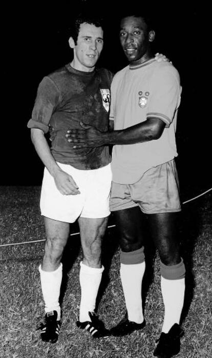 Amancio y Pelé, en el partido de la selección de la FIFA contra Brasil.