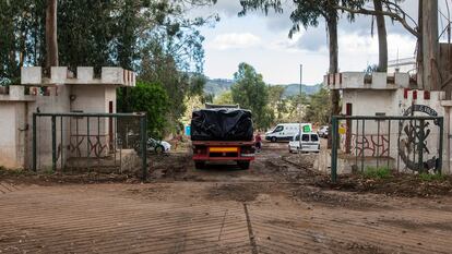 Entrada de cuartel de Las Raíces, una antigua base militar que acogerá hasta a 2.400 personas.