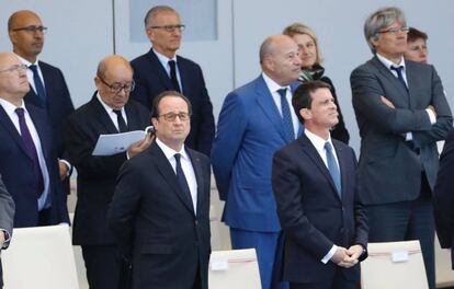 Hollande y Valls durante el desfile militar por el D&iacute;a de la Bastilla.