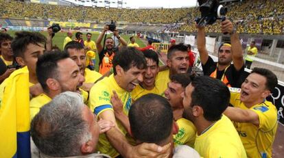 Juan Carlos Valer&oacute;n celebra el ascenso con sus compa&ntilde;eros.