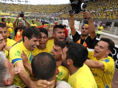 Juan Carlos Valer&oacute;n celebra el ascenso con sus compa&ntilde;eros.