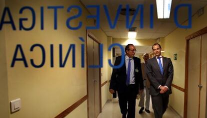 El consejero de Sanidad, Manuel Llombart, visita las instalaciones de la Unidad de Investigación Clínica del Hospital General de Valencia.