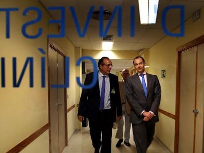 El consejero de Sanidad, Manuel Llombart, visita las instalaciones de la Unidad de Investigaci&oacute;n Cl&iacute;nica del Hospital General de Valencia.