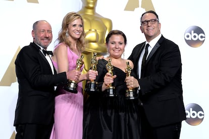 'SPOTLIGHT' (2015, 91.902.438 de dólares recaudados) –Hablar de 'Spotlight' la semana en la que Jeff Bezos ha insinuado veladamente que el 'Washington Post' dejará de escribir columnas de opinión contrarias al gobierno estadounidense deja cierta sensación de nostalgia. Al igual que el 'Post' de Katharine Graham y Ben Bradlee fue imprescindible para sacar a la luz el Watergate, el 'Boston Globe' resultó esencial en la lucha contra la pederastia en la iglesia en Estados Unidos. Como 'Todos los hombres del presidente', el thriller periodístico de Tom McCarthy es una emocionante reivindicación del poder (positivo) de los medios, su papel como dique de contención ante los desmanes de los poderosos y la importancia del periodismo de investigación. ¿Qué dijo la taquilla? La noche del 29 de febrero de 2016 fue casi tan emocionante como la investigación de los periodistas del 'Boston Globe'. Con todo de cara para que aquella fuese la gala de 'El renacido' (había cosechado ya el deseadísimo Oscar para Leonardo DiCaprio y el mexicano Alejandro González Iñárritu ya tenía el suyo en el bolsillo), tal como presagiaban sus 12 nominaciones, fue la mucho más modesta 'Spotlight' la que se hizo con el galardón final en unos premios repartidísimos. Que en el fin de semana de su estreno entrase en el octavo puesto de la taquilla dejaba claro que no iba a hacer saltar la banca, aunque finalmente estuvo a punto de sobrepasar los 100 millones de dólares recaudados, de los que la mitad se generaron fuera de Estados Unidos. Una cifra muy alejada de los más de 500 millones cosechados por 'El renacido' o los casi 400 de 'Mad Max: Fury Road', la ganadora de las categorías técnicas.