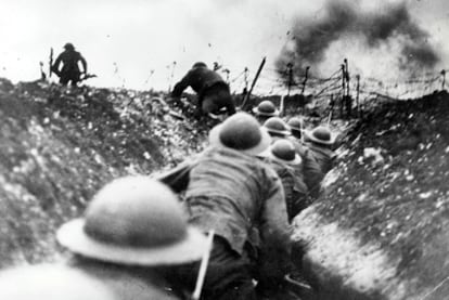 Soldados británicos en las trincheras, durante la batalla de Somme, en 1916.