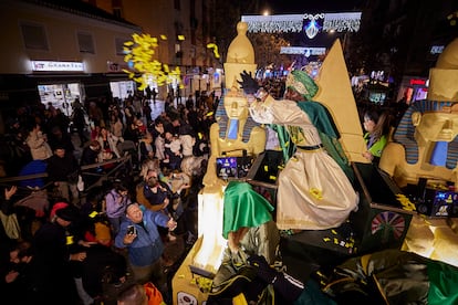 El Rey Baltasar durante la Cabalgata de Reyes Magos 2023 por las calles de Granada. 