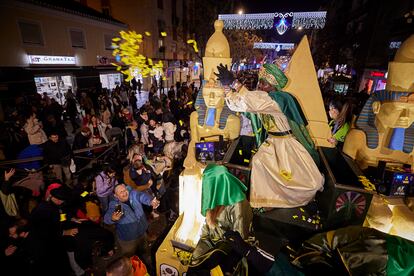 El rey Baltasar durante la Cabalgata de Reyes Magos de 2023 por las calles de Granada.