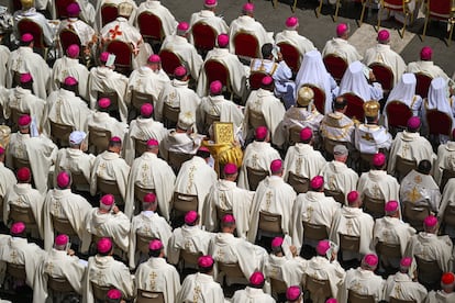 Cardenales en la misa de León XIV en San Pedro, en el Vaticano