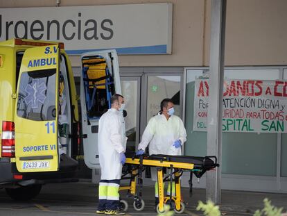 Dos sanitarios se disponen a trasladar a un enfermo a Urgencias del hospital San Pedro de Logroño.