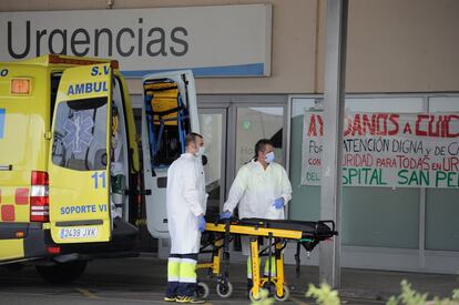 Dos sanitarios se disponen a trasladar a un enfermo a Urgencias del hospital San Pedro de Logroño.