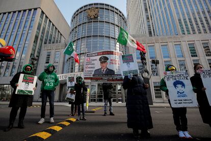 Manifestantes protestan en Nueva York contra la retirada de los cargos por narcotráfico al exsecretario Salvador Cienfuegos en EE UU.