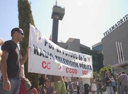 Plante de los trabajadores frente a las instalaciones de Telemadrid en la Ciudad de la Imagen.