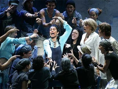 La cantante Nina, en el centro, en un ensayo del musical.