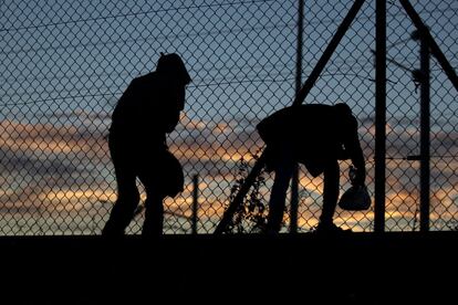 Cientos de inmigrantes saltar las vallas del Eurotunel en Calais cada noche, poniendo en peligro su vida. Una decena de ellos han muerto en los últimos dos meses.