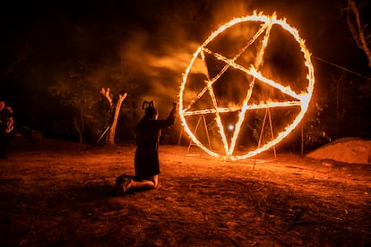 Encendido del pentagrama durante la ceremonia de misa negra.