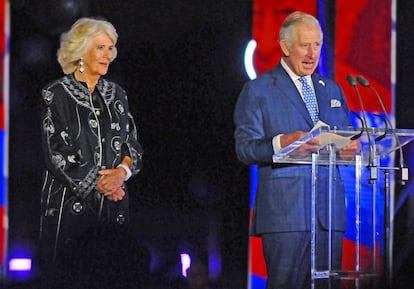 El príncipe Carlos y su esposa, Camila de Cornualles, en el discurso que ofrecieron al público congregado en el palacio de Buckingham con motivo del Jubileo de Platino de Isabel II, que no estuvo presente en los actos.