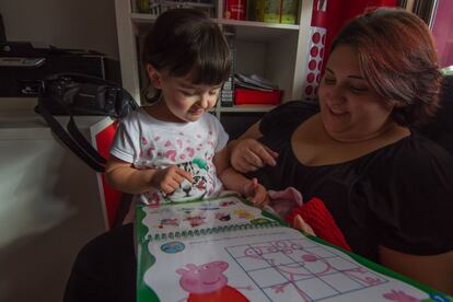 Sira y su madre, Alejandra, hacen muchas cosas juntas. Como leer el cuento de Pepa Pig juntas.