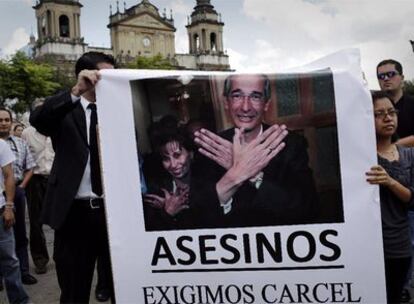 Manifestantes concentrados ayer en Ciudad de Guatemala muestran una pancarta contra el presidente Colom y su esposa.