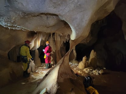 Dos expertos, en una de las visitas a la cueva de las Estegamitas en La Araña (Málaga).