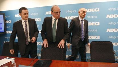 El presidente de Adegi, Peio Gibelalde, en el centro, junto a José Miguel Ayerza y Patxi Sasigain, a la derecha.