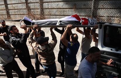 Funeral de Mahmud Shadeh, un palestino de 27 años fallecido en los enfrentamientos con soldados israelíes en Jericó, Cisjordania.  