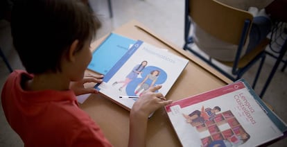 Libros de texto de un alumno del colegio de educaci&oacute;n de infantil y primaria, Jacarand&aacute;, en Sevilla. 