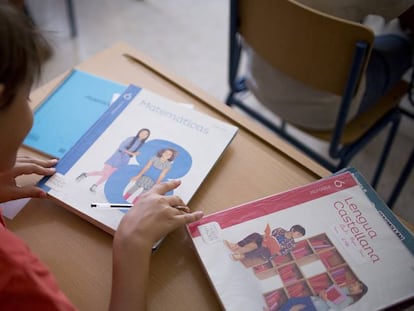Libros de texto de un alumno del colegio de educaci&oacute;n de infantil y primaria, Jacarand&aacute;, en Sevilla. 
