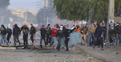 Un grupo de manifestantes en Kasrine, en el centro de Túnez.