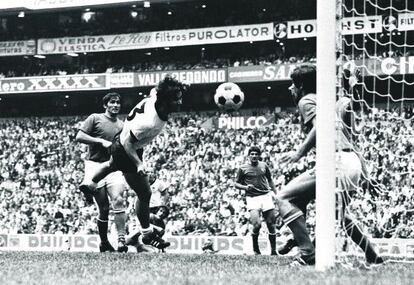 Müller cabecea ante Albertosi y Rivera y logra el empate a tres.