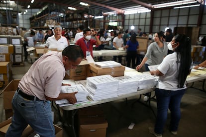 Trabajadores electorales preparan materiales para la elección, el 23 de enero.