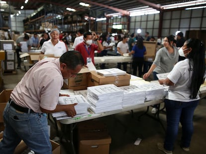 Trabajadores electorales preparan materiales para la elección, el 23 de enero.
