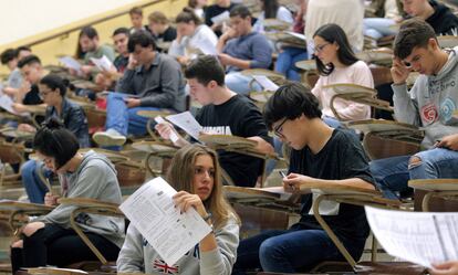 Un grupo de estudiantes, en una sala de examen.