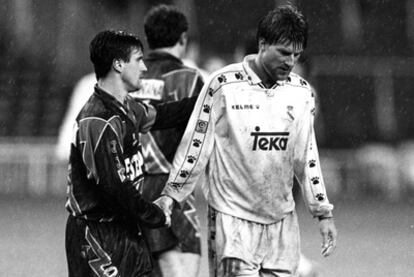 Cota da la mano a Laudrup en la victoria rayista.