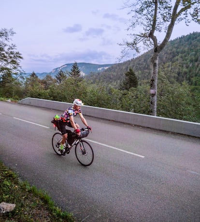 Symon Welfringer, con su material de escalada a cuestas, en uno de sus viajes de ciclismo y allinismo.
