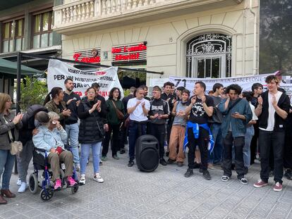 Protesta para frenar un desahucio en el barrio de La Barceloneta, el 17 de mayo.