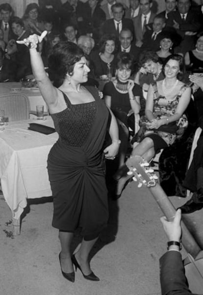 Madrid, 6 de diciembre de 1961. Lola Flores baila ante los invitados al bautizo de su hijo, Antonio.