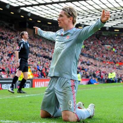 Fernando Torres celebra su gol, el primero del Liverpool ante el Manchester United.