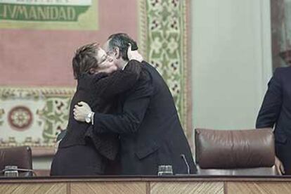 Petronila Guerrero, miembro de la Mesa del Parlamento, despide a Torres Vela tras el pleno de ayer.