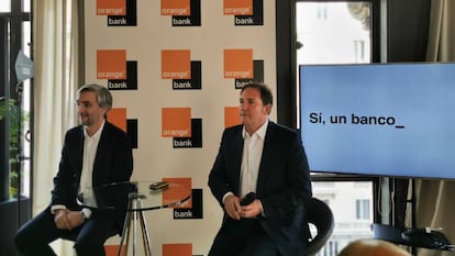 Narciso Perales (I), director general de Orange Bank, y Laurent Paillasot, consejero delegado de Orange España.