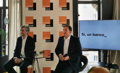 Narciso Perales (I), director general de Orange Bank, y Laurent Paillasot, consejero delegado de Orange España.