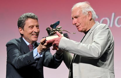 El  director Peter Weir recibe el León de Oro por su carrera artística, durante el festival de cine de Venecia.